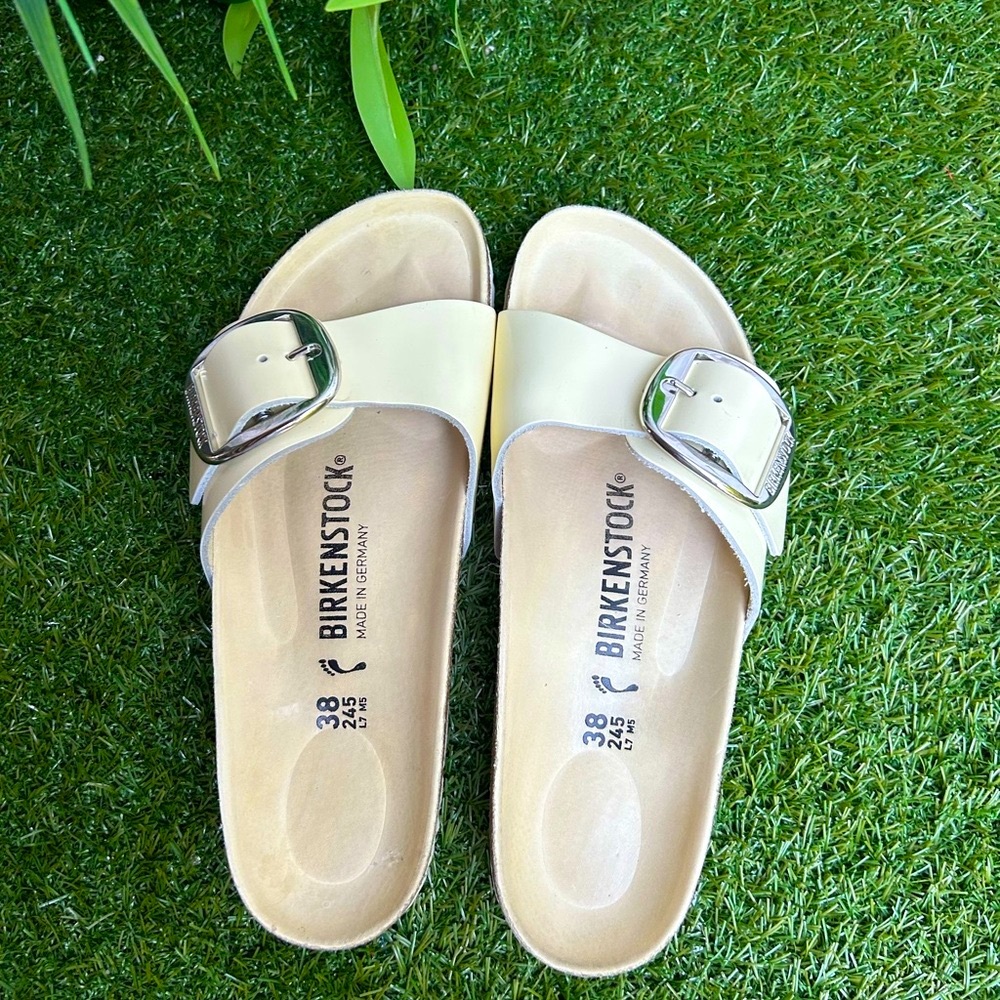 Birkenstock Cream Single-Buckle Slide Sandals - Picture 14 of 16